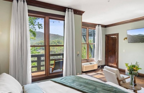 Townsend Hotel | Cliffside Bliss Room - Mountain Views, Balcony, Fireplace