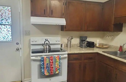 Tallahassee Apartment | Close/Clean Cul-de-sac Apartment