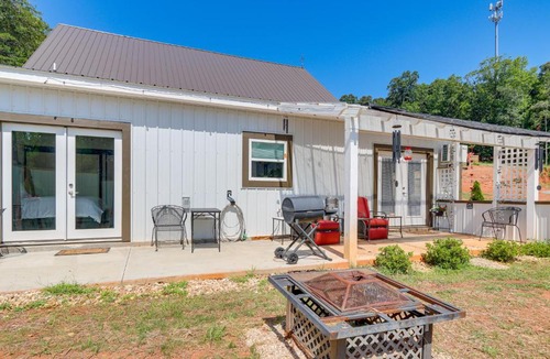 Cedar Cliff Apartment | Close to Lake Chatuge! Modern Hillside Barndo Apt!