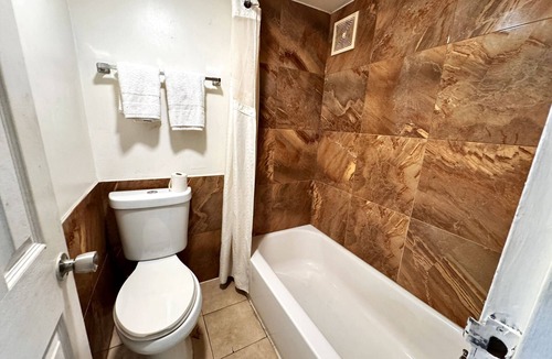 South Richmond Hotel | Cloverleaf Motel Richmond Near Turnpike