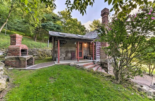 Clyde Apartment | Clyde ‘Papa Bear’ Cabin, Near Smoky Mountains!