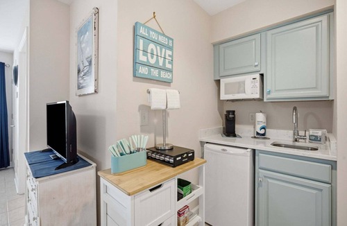 Calabash Apartment | Coastal Condo with outdoor pool and golf courses nearby
