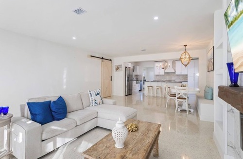 Vero Beach House | Coastal Cottage 7 min to Beach and Ocean Drive! Boutique shops, restaurants.