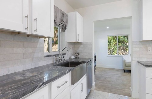 Vero Beach House | Coastal Cottage 7 min to Beach and Ocean Drive! Boutique shops, restaurants.