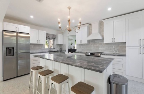 Vero Beach House | Coastal Cottage 7 min to Beach and Ocean Drive! Boutique shops, restaurants.