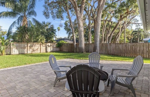 Vero Beach House | Coastal Cottage 7 min to Beach and Ocean Drive! Boutique shops, restaurants.