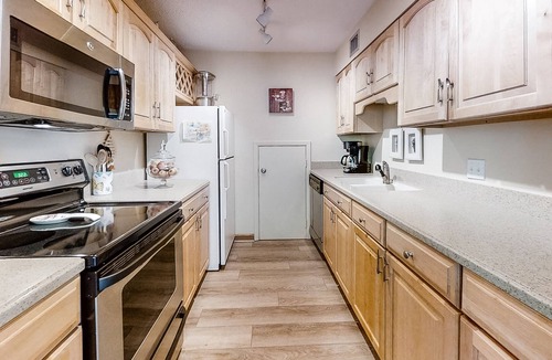 Harbour Town Condo | Coastal getaway with balcony, full kitchen, & washer/dryer -close to the beach