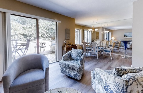 Harbour Town Condo | Coastal getaway with balcony, full kitchen, & washer/dryer -close to the beach