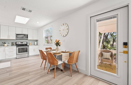 The Meadows Apartment | Coastal Hideaway: 2/1 guest house close to UTC!