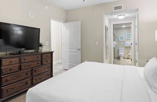 Windy Hill Hotel | Coastal Retreat | Balcony, Pools & Hot Tubs | Steps to Dining