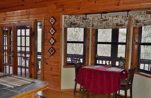 Hayesville Cabin | Cobra6-wheelchair friendly 3 BR/2.5B A cabin deep in forest - tranquil/private