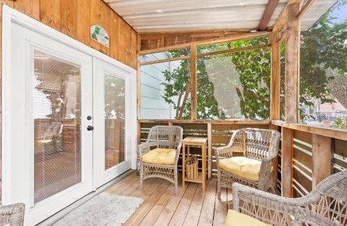 Crescent Beach House | Coco Cottage w Outdoor Bar and TV Walk to Beach