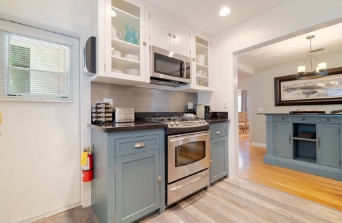 Grandview Heights House | Coco Plum Cottage, walking distance to The Convention Center!