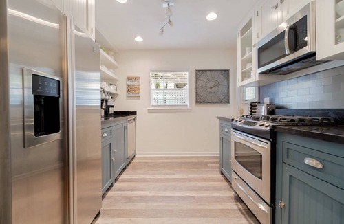 Grandview Heights House | Coco Plum Cottage, walking distance to The Convention Center!