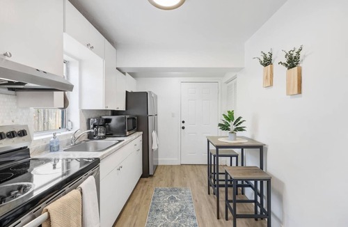 Coral Way House | Coconut Grove Gem | Marble Spa Bath | BBQ Yard