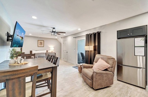 Southgate Apartment | coffee, Pinecraft with a view, Wi-Fi, TV sleeps 2