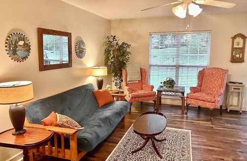 Cleveland House | Colorful Quiet Cabin Vibe w/King Bed by Lee
