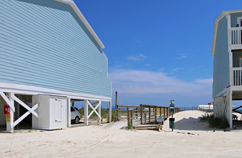 Fort Morgan House | 👣 Come get your toes in the sand ~~~ and a cold drink in your hand! 🍹