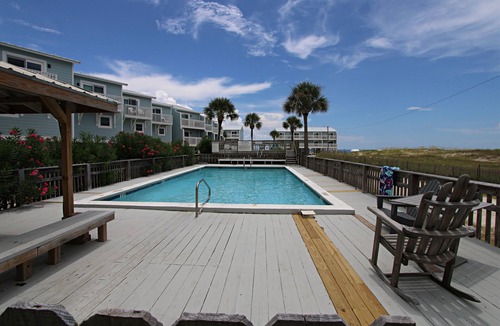 Fort Morgan House | 👣 Come get your toes in the sand ~~~ and a cold drink in your hand! 🍹