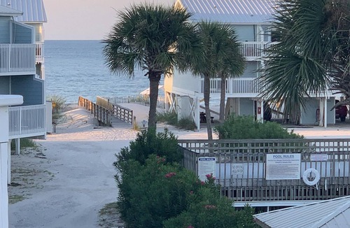 Fort Morgan House | 👣 Come get your toes in the sand ~~~ and a cold drink in your hand! 🍹