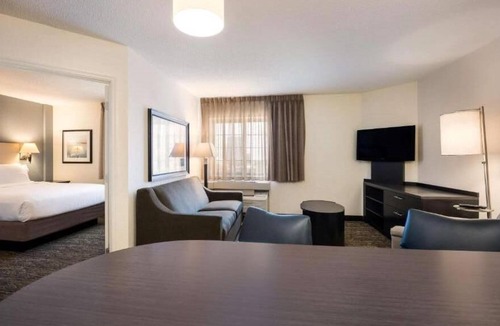 Doral House | Comfort and Relaxation! 2 Spacious Units, Full Kitchen, Pool, Free Parking!