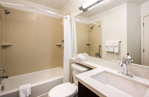 Doral House | Comfort and Relaxation! 2 Spacious Units, Full Kitchen, Pool, Free Parking!