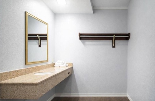 Antioch Hotel | Comfort Room, one king bed accessible non-smoking