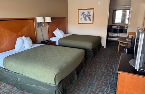 Harriman Hotel | Comfortable 2 Rooms w/Free Breakfast & Parking – Ideal Stop Along I-40