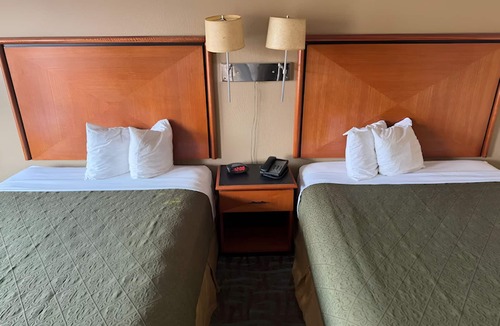 Harriman Hotel | Comfortable 2 Rooms w/Free Breakfast & Parking – Ideal Stop Along I-40