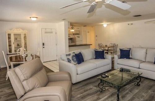 Mid Island House | Comfortable coastal home, walk to beach + town