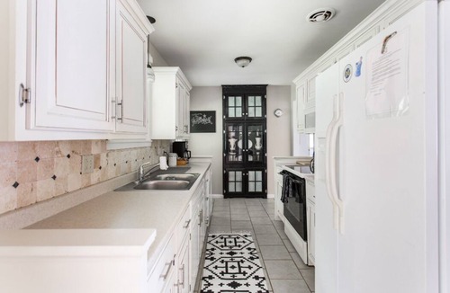Glencliff House | Comfortable Cottage Retreat 4 Bed/2 Bath - Close to Everything!