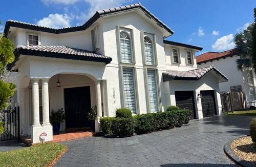 Tamiami House | Comfortable New Home in Miami