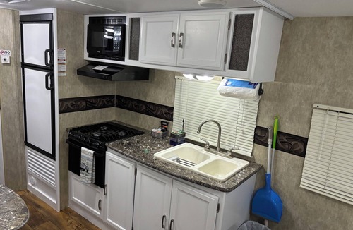Interchange Square House | Comfortable RV Self Check-in, freeWIFI, Free parking, full kitchen, bathroom.