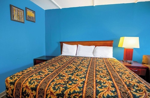 Kernersville Hotel | Comfortable Stay with Cozy King Bed + Easy Access to Local Attractions