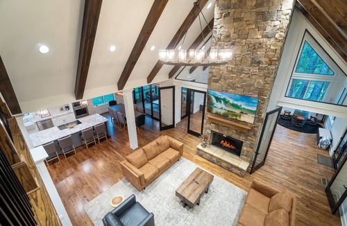 Helen House | Comfy Bear Mountain Lodge| Family-Friendly