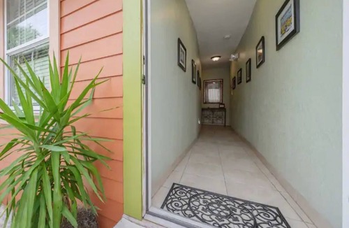 East Ybor House | Comfy & Cozy Ybor City Studio steps from 7th Ave.