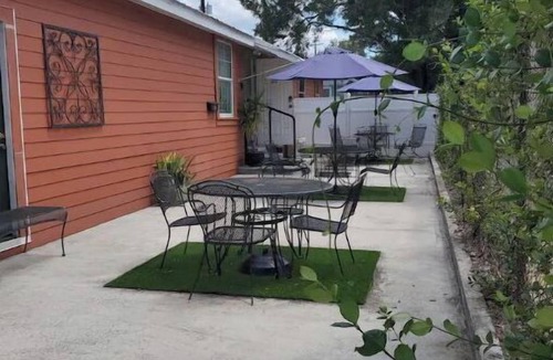 East Ybor House | Comfy & Cozy Ybor City Studio steps from 7th Ave.