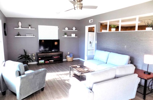 Northeast Pensacola House | Comfy home in safe neighborhood, close to the airport shopping dinning and more!