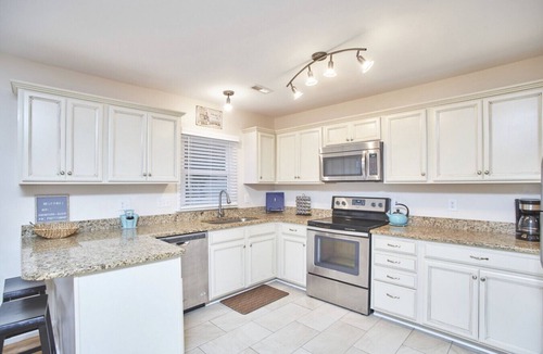 Apex House | Comfy Peaceful Cottage in Historic Downtown Apex!