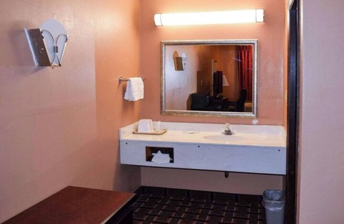 Richburg Hotel | Comfy Room w/Private Bath Near Charlotte Attractions – Relax After Exploring