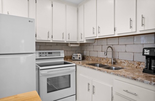 Disston Heights House | Completely Refinished Home Fresh 2 bedroom 5 miles from downtown and the beach