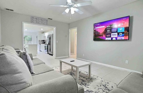 Hyde Park House | Conant White: Sleeps4! 2Bd/1Bth Comfort Living!