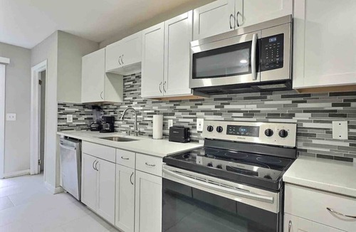 Hyde Park House | Conant White: Sleeps4! 2Bd/1Bth Comfort Living!