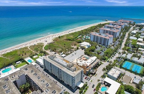 Palm Beach Shores Condo | Condo ∙ 2 bedrooms ∙ 5 guests