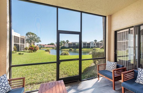 Central Naples Condo | Condo 2 Bedrooms 2 Baths Pool 6 min to Beaches Downtown Restaurants Shopping
