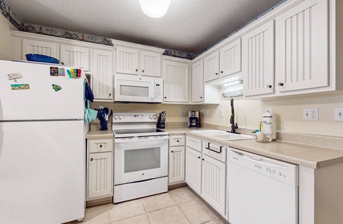 Palmetto Dunes Villa | Condo by the beach with heated pools, hot tub, patio, tennis, central AC, & W/D