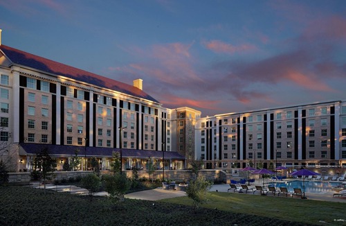 Whitehaven Hotel | Connecting King Courtyard-Outdoor Pool -Restaurants -Gym -Airport Shuttle