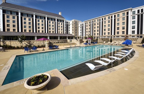 Whitehaven Hotel | Connecting King Courtyard-Outdoor Pool -Restaurants -Gym -Airport Shuttle