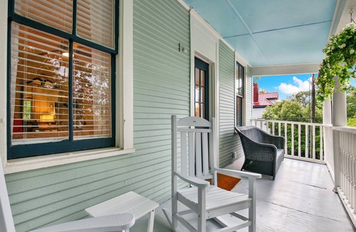 Dixon Park Condo | Contemporary and Cozy by the Park | Heated Pool Access