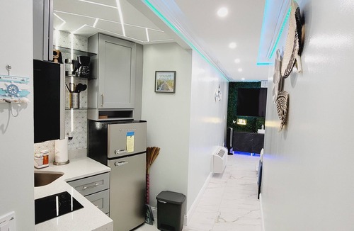 Bostwick Park Condo | Contemporary Beachside Condo